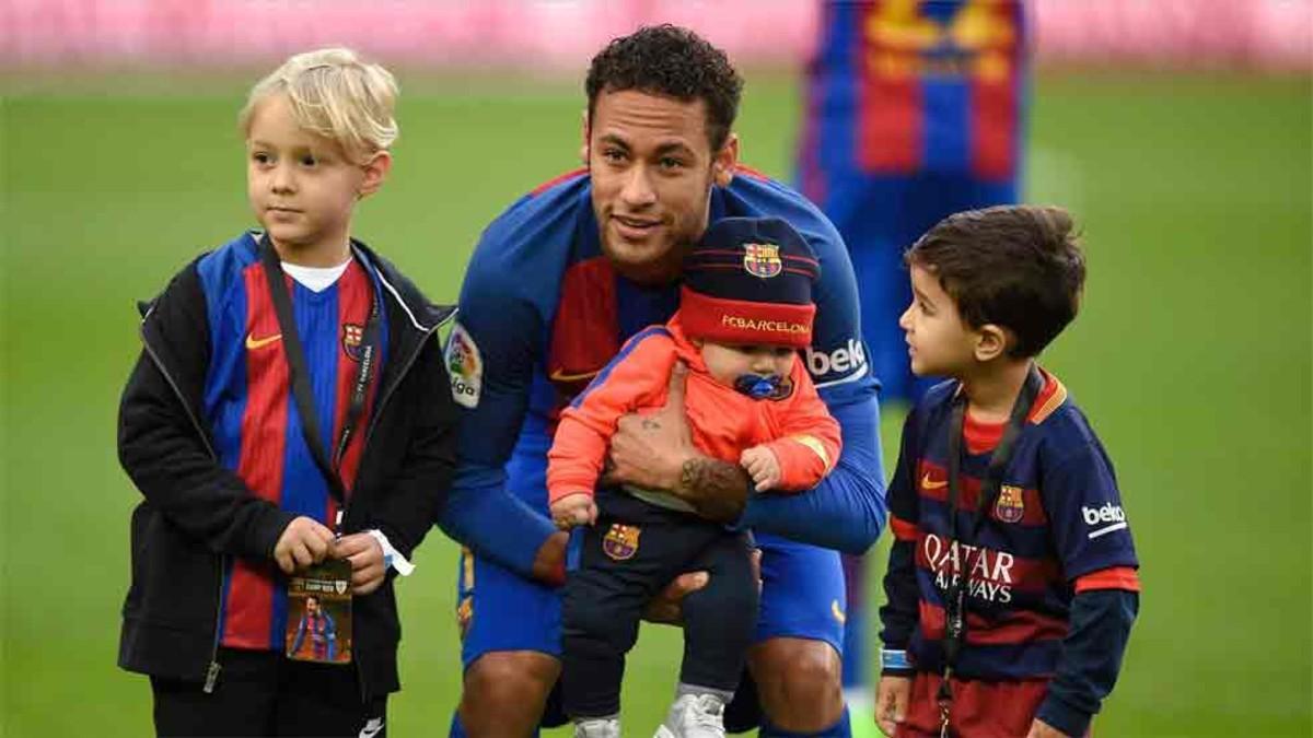 Neymar, con su hijo y unos amigos