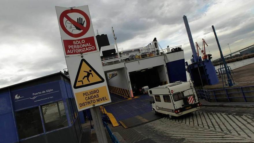 Un vehículo accede al buque de LD Lines en el último servicio de la autopista del mar, en septiembre de 2014.