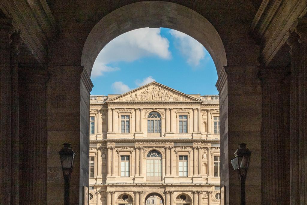 Llega el momento de visitar el Louvre.