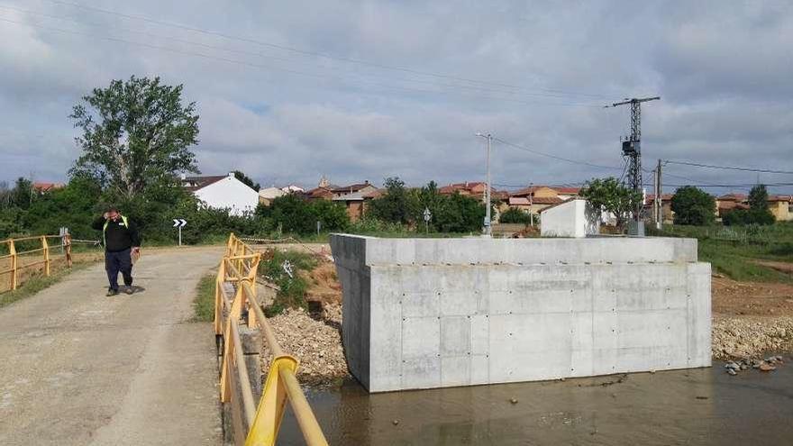 Vista de la obras del nuevo puente de Uña de Quintana.