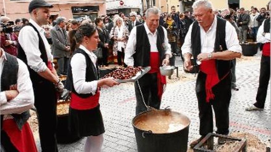 L&#039;escudella centenària es va cuinar a la plaça Lluís Companys