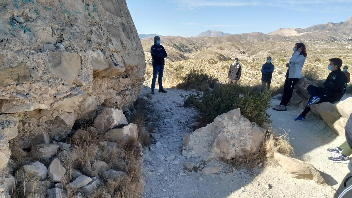 Medio centenar de personas reclaman medidas para salvar la Torre del Barranc d&#039;Aigües