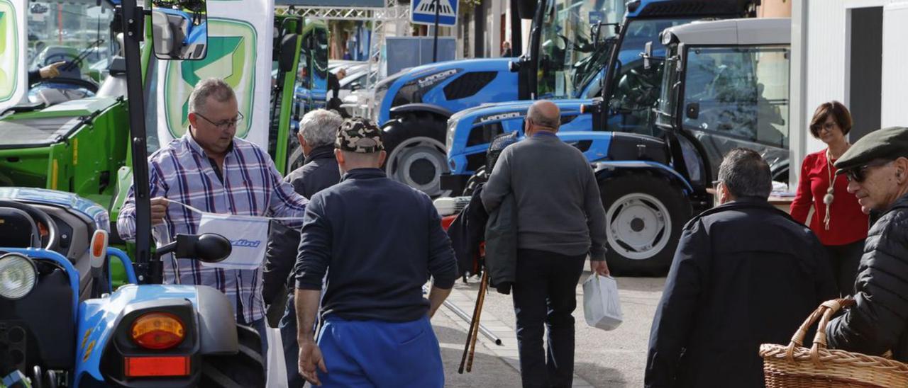 Vecinos y visitantes en la zona de maquinaria agrícola de la Fira.