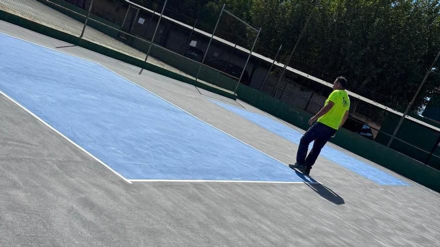 Puebla de la Calzada estrena dos nuevas pistas de pickleball en el club de tenis