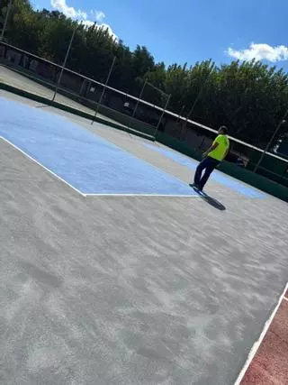 Puebla de la Calzada estrena dos nuevas pistas de pickleball en el club de tenis