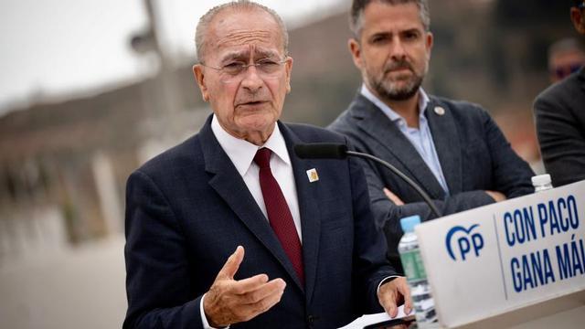 El alcalde y candidato del PP de Málaga a la reelección, Francisco  de la Torre, en rueda de prensa.