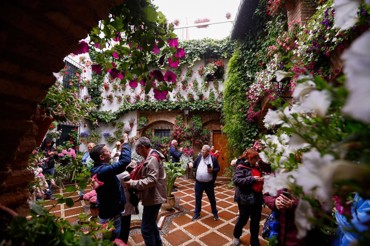 Los Patios de Córdoba desafían a la lluvia en el ecuador de la fiesta