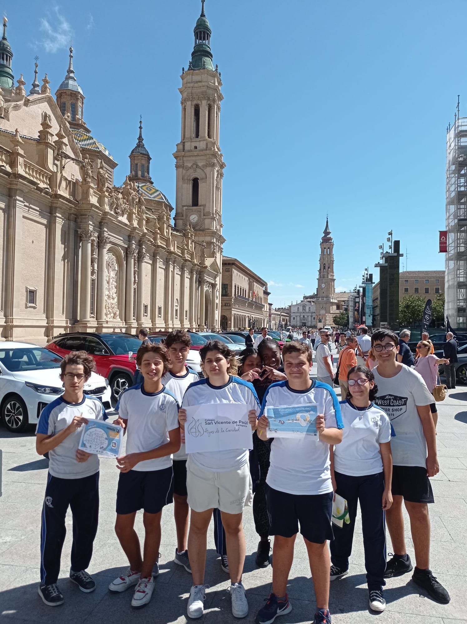 En la plaza del Pilar, con los vehículos eléctricos de distintas marcas y modelos al fondo.