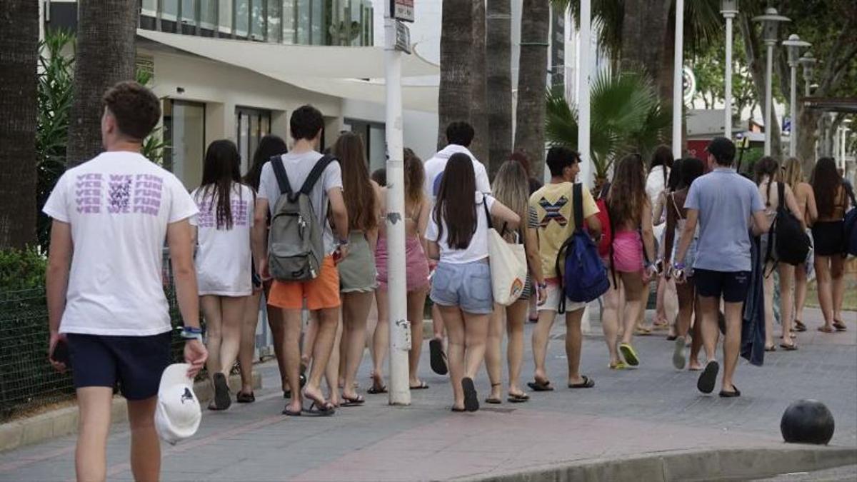 Un grupo de jóvenes en viaje de estudios, caminando por una calle de Magaluf (Calvià), esta semana.