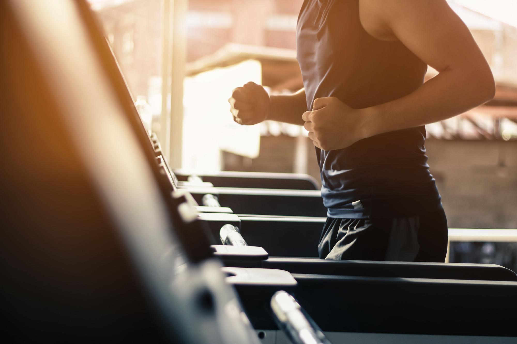 Un hombre hace deporte en un gimnasio.