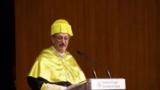Nicolás Olea Serrano, investido honoris causa de la Universidad de Alicante: “El doctor Balmis demostró que la ciencia no sirve de nada si no llega a las personas”