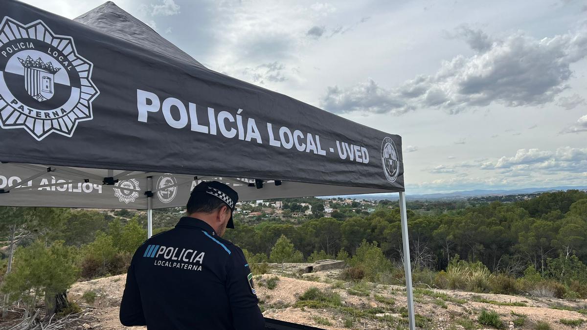 Policía Local de Paterna en el puesto de vigilancia de La Vallesa