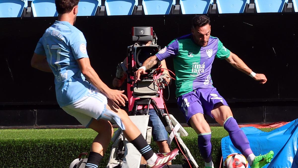 Víctor García centra un balón durante el partido entre el Celta Fortuna y el Málaga CF.