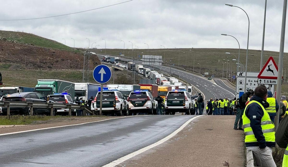 Agricultores cortan la A-62 a la altura de Salamanca.