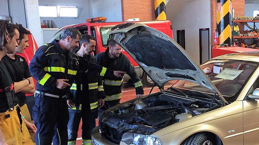 Los bomberos aprenden a rescatar a personas atrapadas en coches de última tecnología