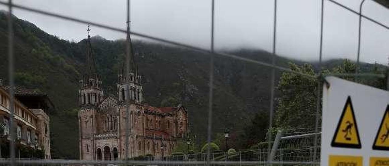 La explanada de la basílica, estos días, con losas ya instaladas. Á. González