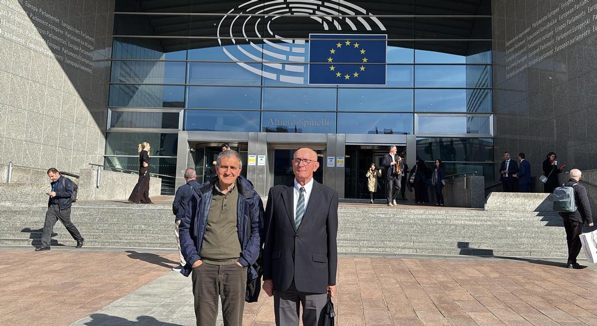 Juan Salvador Torre y Cristóbal Aguado, ante la sede del Europarlamento en Bruselas, en una imagen reciente.