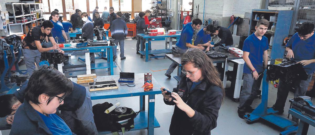 Una clase del grado superior de Automoción que se imparte ya en Cheste