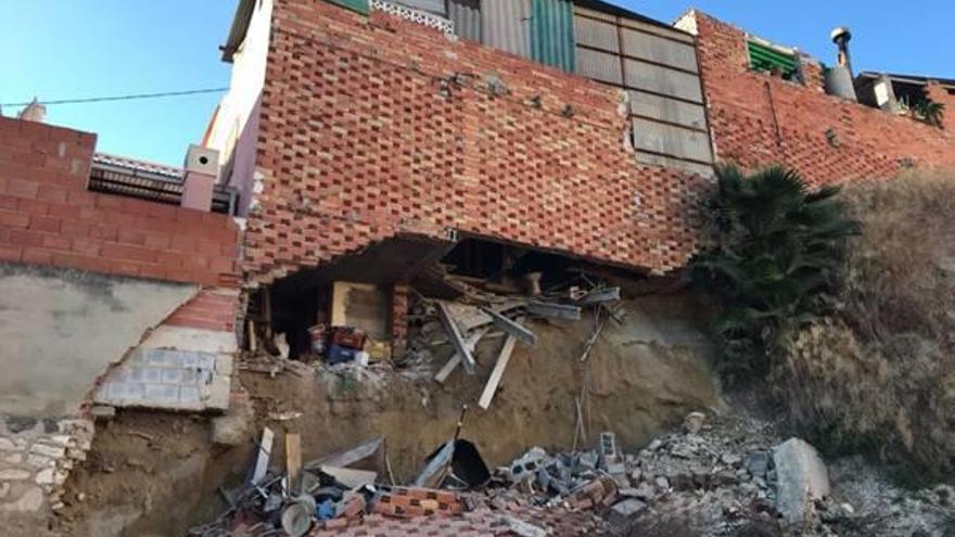 Desalojan a dos familias en Bigastro tras derrumbarse parte de una vivienda
