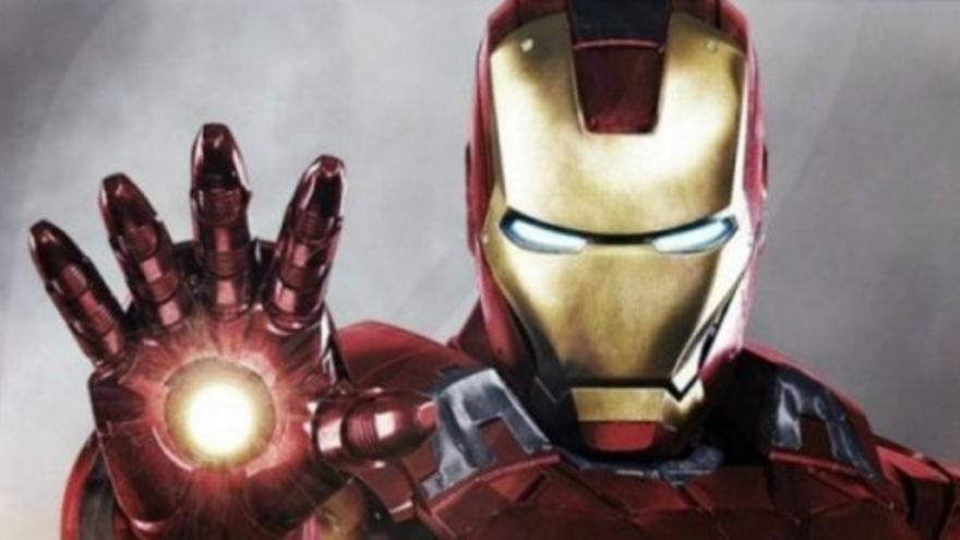 Iron Man regala su brazo biónico a un niño con malformación