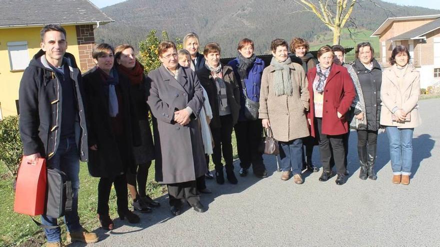 Por la izquierda, el gerente del Centro de Desarrollo Navia-Porcía, Germán Campal; María del Mar Moreira; Conchita Méndez; Rosa María Fernández; Rosa María Rodríguez; la teniente de alcalde, Rosana González; María del Carmen Mesa; Sara Acevedo; Josefa Méndez; María Josefa González; Elvira Pérez; Ana María Fernández; María Jesús Barreira, y Celia Pérez, ayer, en Coaña.