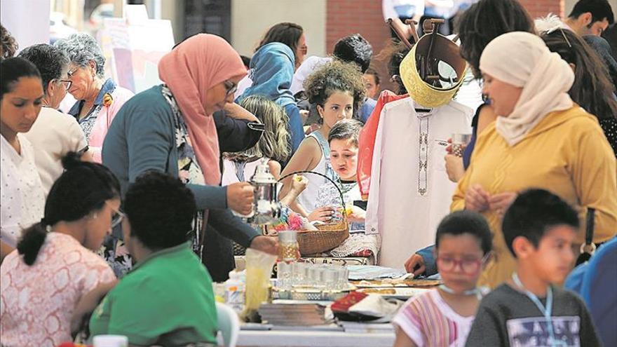 La interculturalidad se adueña de la plaça Sant Ferran