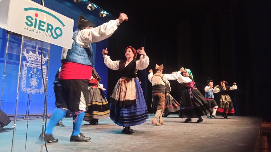 El Ventolín cierra la Selmana del Folclor Astur por todo lo alto: lleno en el auditorio de la Pola para disfrutar de la música y el baile tradicional