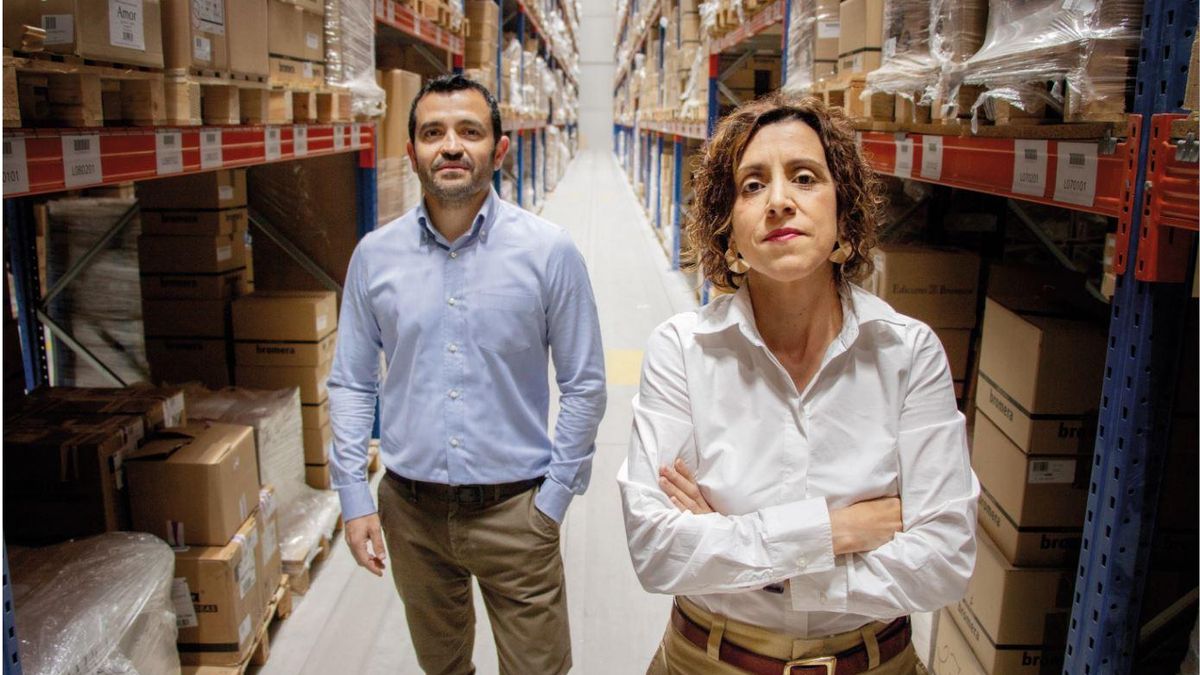 Bernat Bataller i Sandra Capsir, director i subdirectora, en un dels magatzems de Bromera