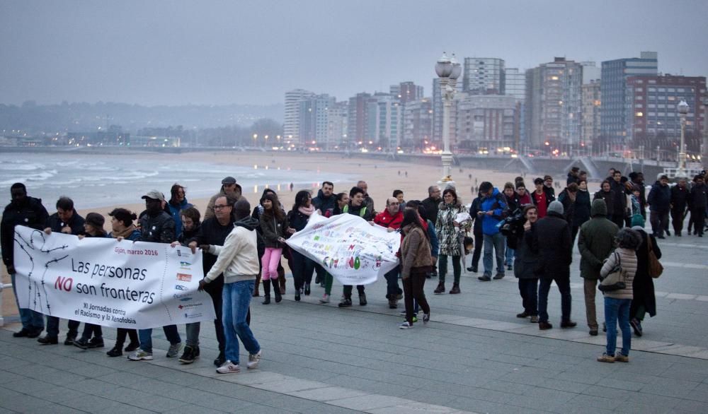 Cadena humana contra el racismo