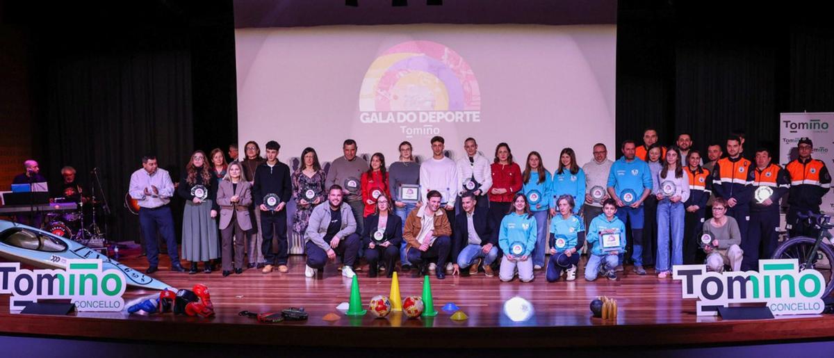 Foto de familia con todos y todas las premiadas en la Gala del Deporte de Tomiño. | D.P.