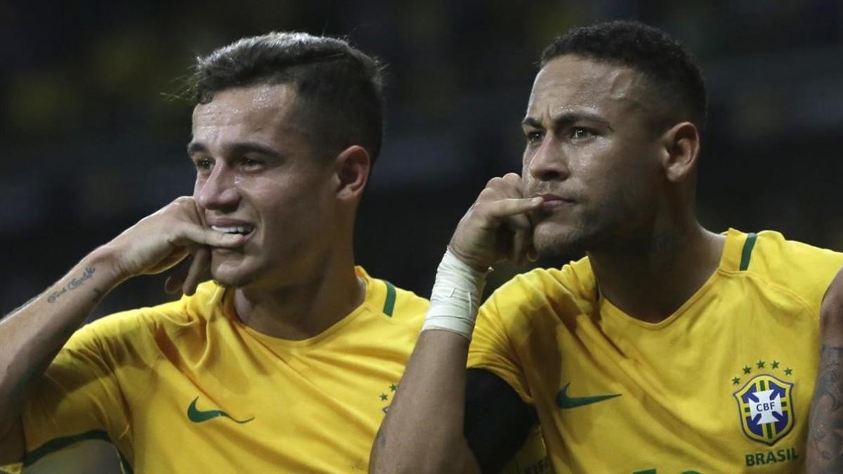 Philippe Coutinho y Neymar celebran un gol con Brasil contra Argentina.