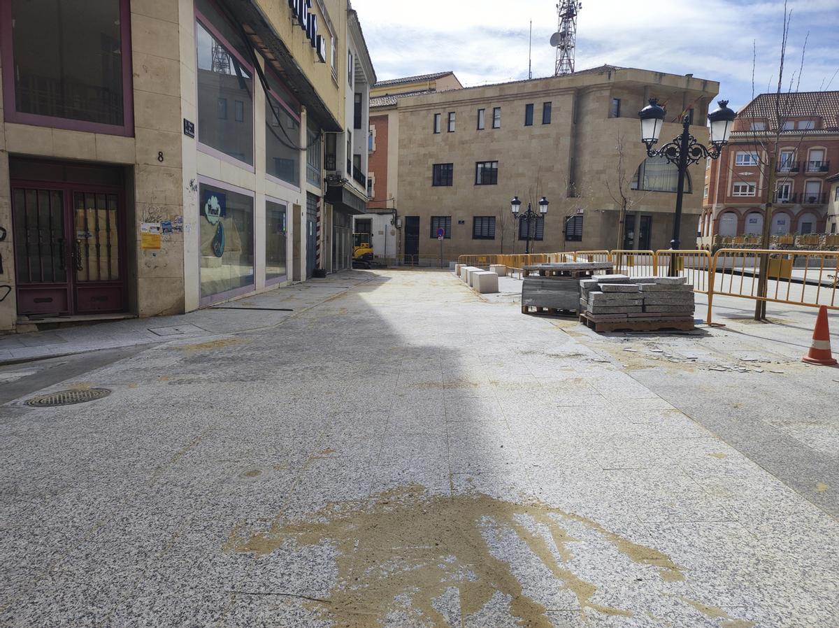 El carril circulatorio en la plaza de San Francisco hacia la calle Fray Toribio se ha urbanizado ya con granito, como el resto de la plaza.