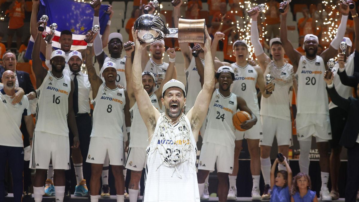 VALENCIA, 25/06/2025.- El capitán del Real Madrid, Sergio Llull, levanta el trofeo tras su victoria en el tercer partido de la final de la Liga Endesa que Valencia Basket y Real Madrid han disputado hoy miércoles en el pabellón de la Fuente San Luis. EFE/Miguel Ángel Polo