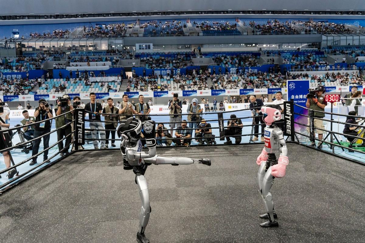 Robots humanoides Unitree luchan durante una competición de kick-boxing en los Juegos Mundiales de Robots Humanoides en Pekín, China, el viernes 15 de agosto de 2025. El evento se celebra hasta el 17 de agosto. Fotógrafo: Qilai Shen/Bloomberg
