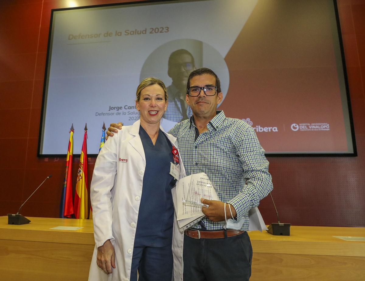 Jorge Cantó tras recibir el premio, junto a su doctora.