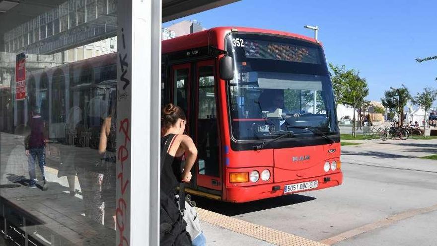 Un bus de la línea 1A, en una parada en la Marina.