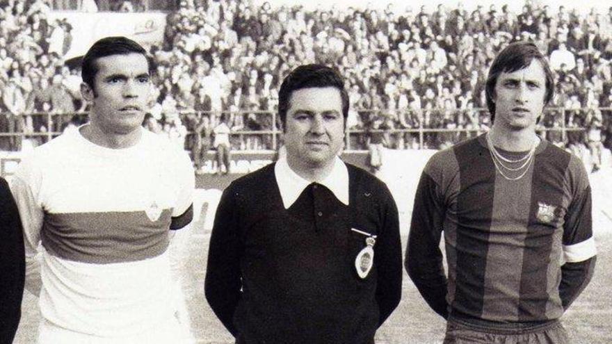 El franjiverde Llompart y el barcelonista Cruyff antes de un partido en Altabix
