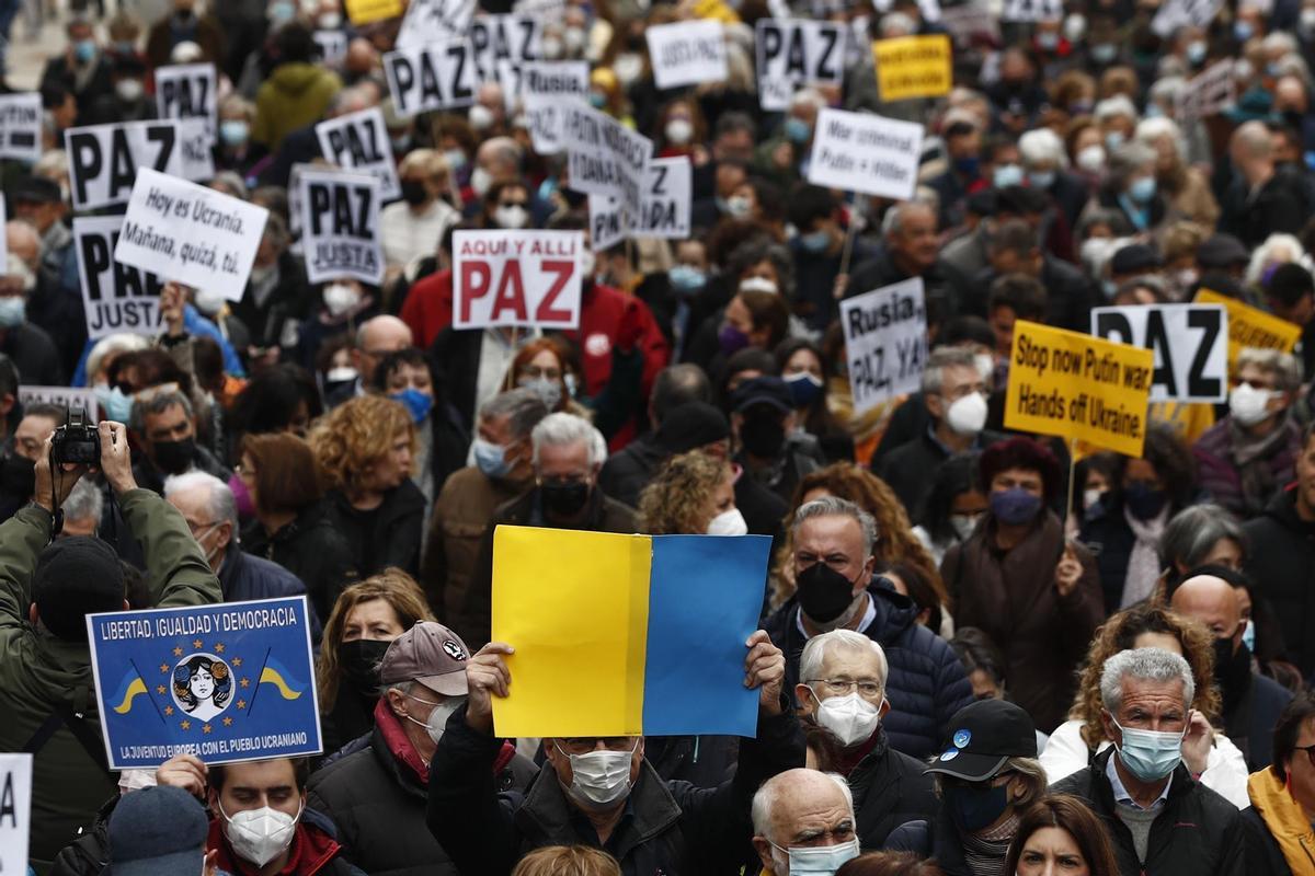 Cientos de personas se manifiestan en Madrid contra la guerra en Ucrania