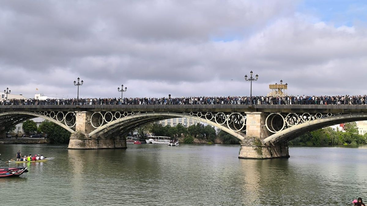 La Esperanza de Triana por el puente de Triana.