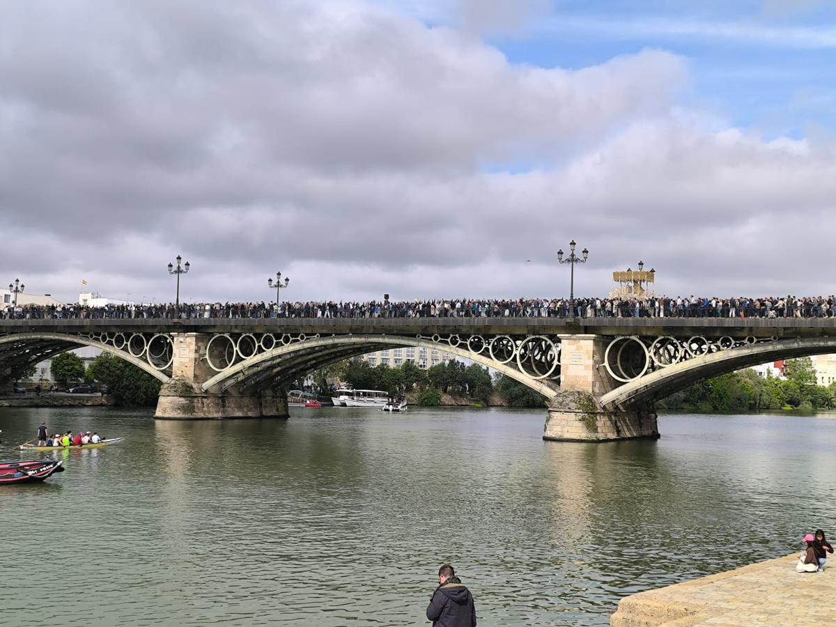 La Esperanza de Triana por el puente de Triana.