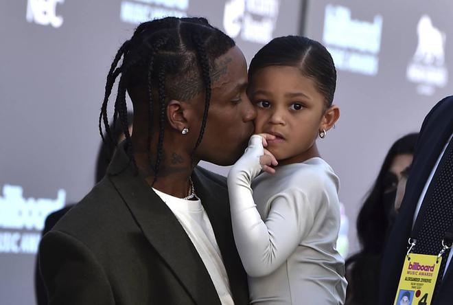 Travis Scott con su hija Stormi Webster en la alfombra roja de los Premios Billboard 2022