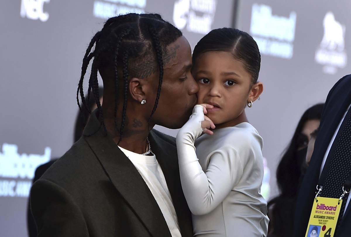 Travis Scott con su hija Stormi Webster en la alfombra roja de los Premios Billboard 2022