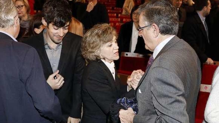 María Luisa Carcedo y Ovidio Sánchez, junto al hijo menor de Areces, Alberto.