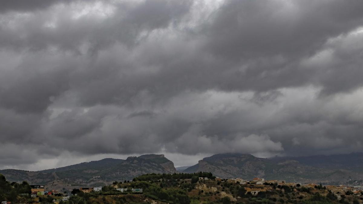 Nubes de tormenta en el entorno de Alcoy.