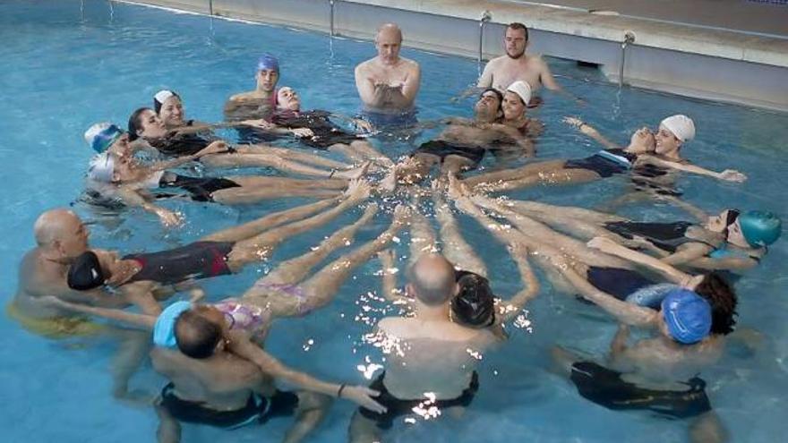 Uno de los ejercicios desarrollados en la piscina del Adaro en el marco del programa sobre el método Halliwick.