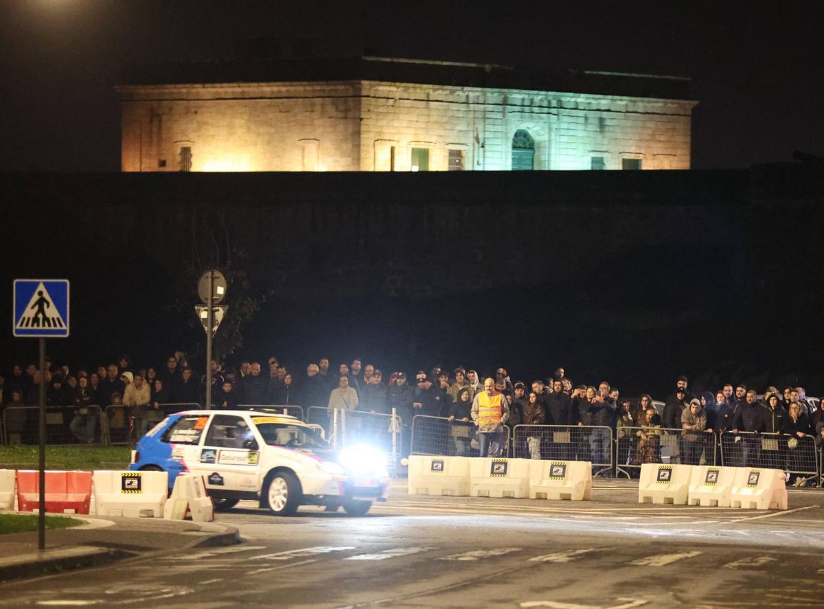 La trigésima edición del Rally de A Coruña arrancó este viernes con una presentación en O Parrote y una especial en el entorno del castillo de San Antón.