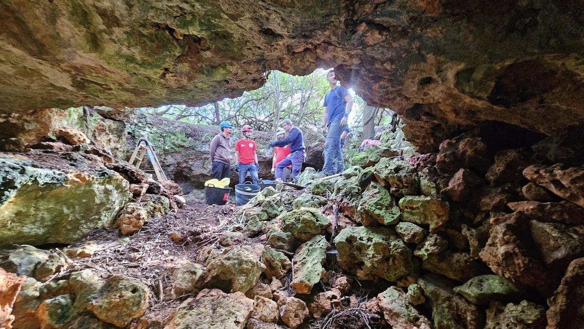 Algunos de los voluntarios participantes, en el exterior de la cueva.