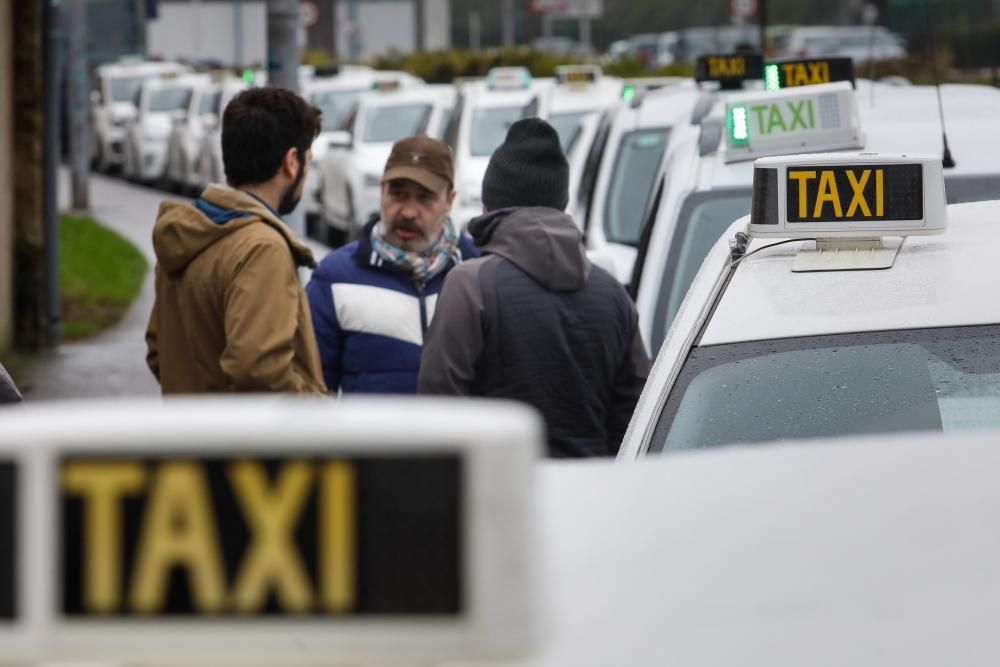 Concentración de taxistas de Gijón contra Uber y C