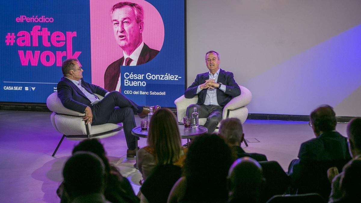 Albert Sáez, director de El Periódico y César González-Bueno, consejero delegado de Banc Sabadell en el Afterwork de EL PERIÓDICO en Casa Seat