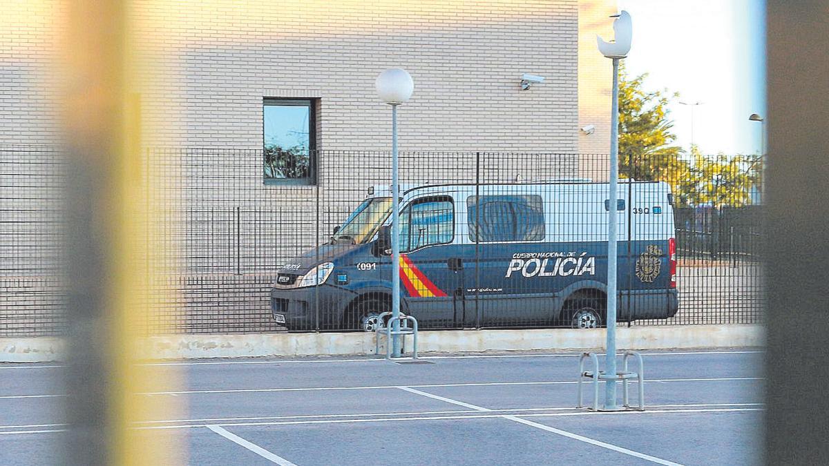 Un furgón de la Policía Nacional junto a las instalaciones de la Ciudad de la Justicia de la capital de la Plana.